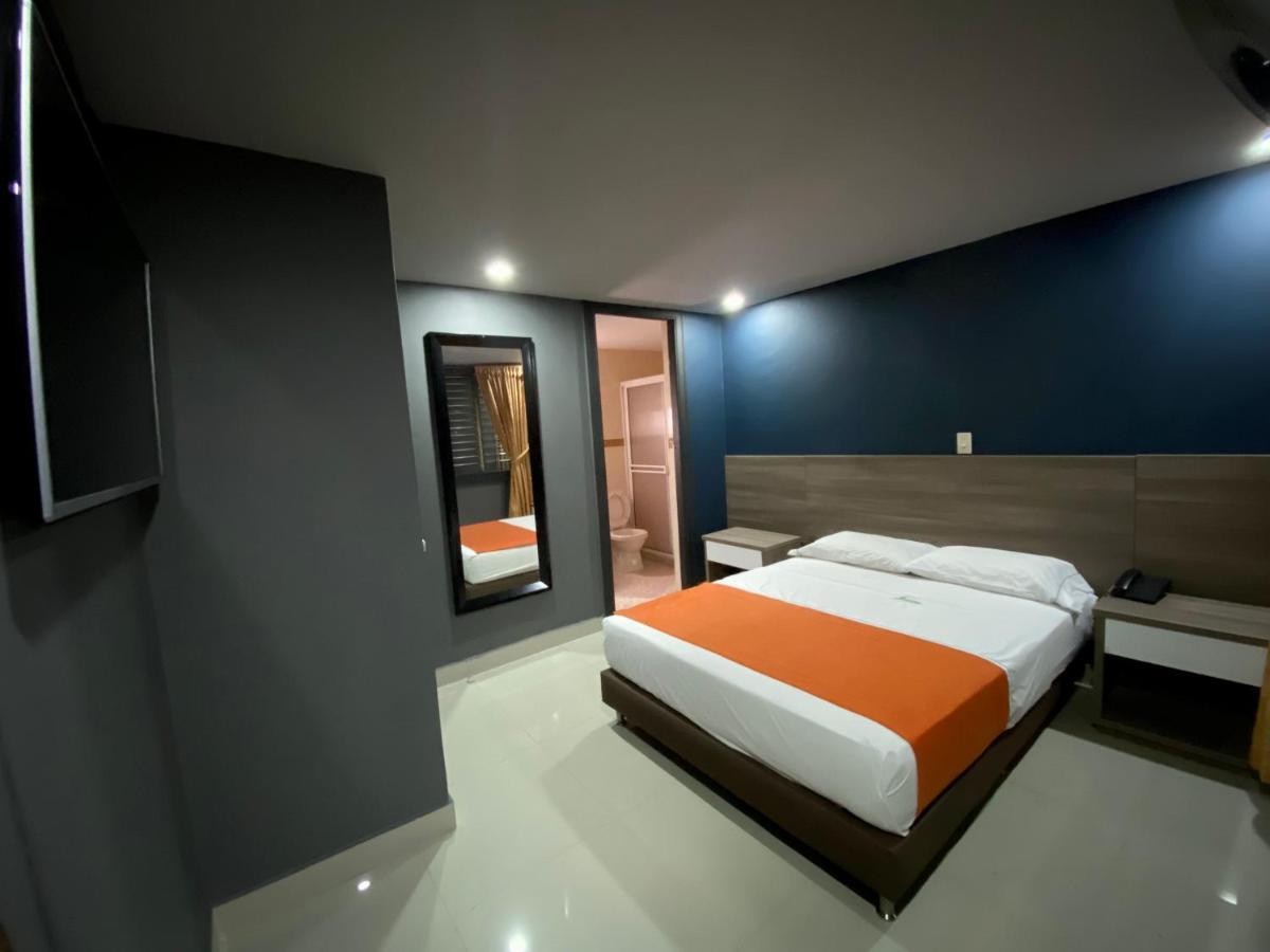 Hotel Latino 메딜린 외부 사진