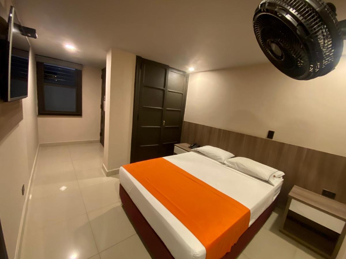 Hotel Latino 메딜린 외부 사진