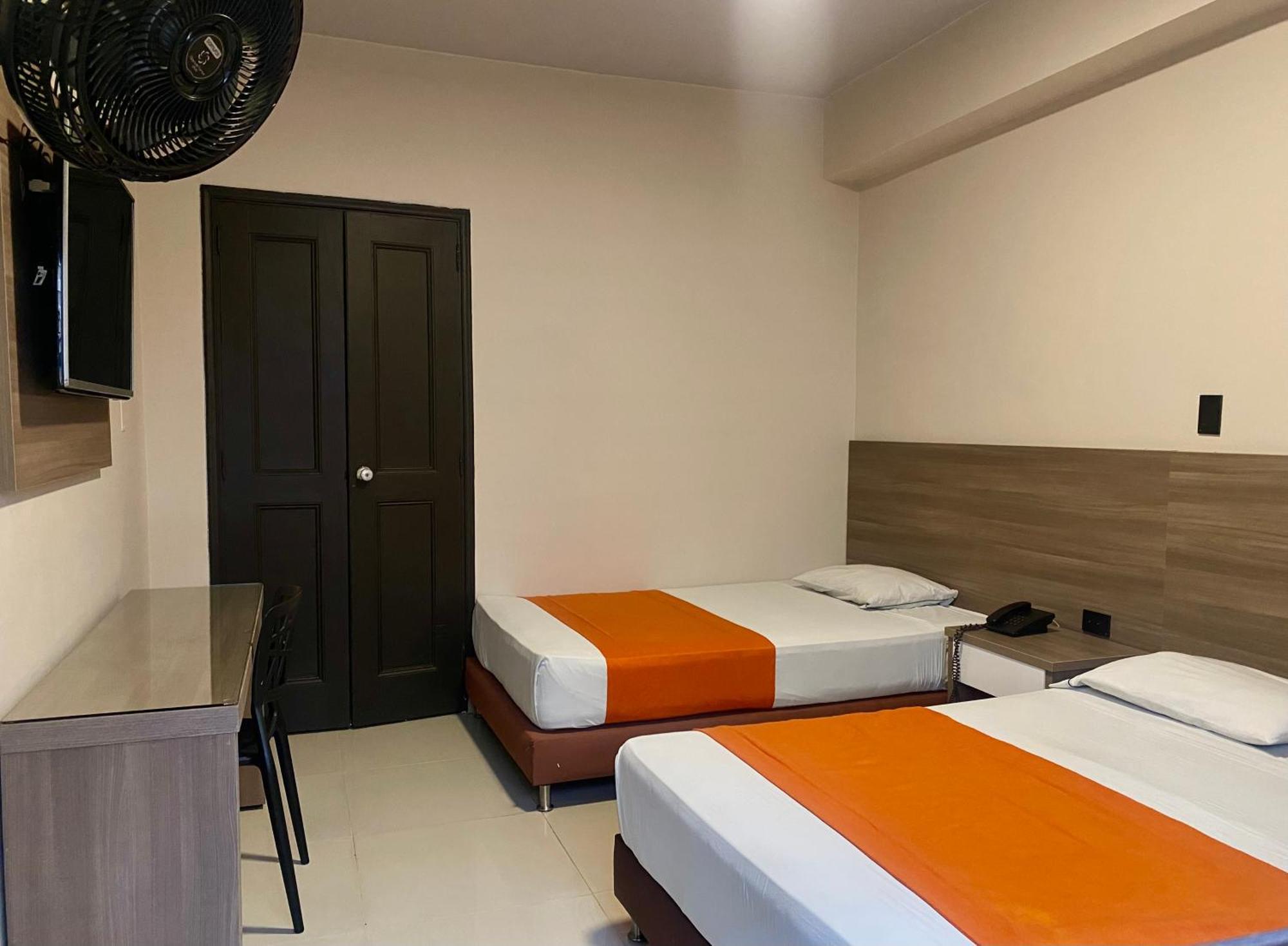 Hotel Latino 메딜린 외부 사진