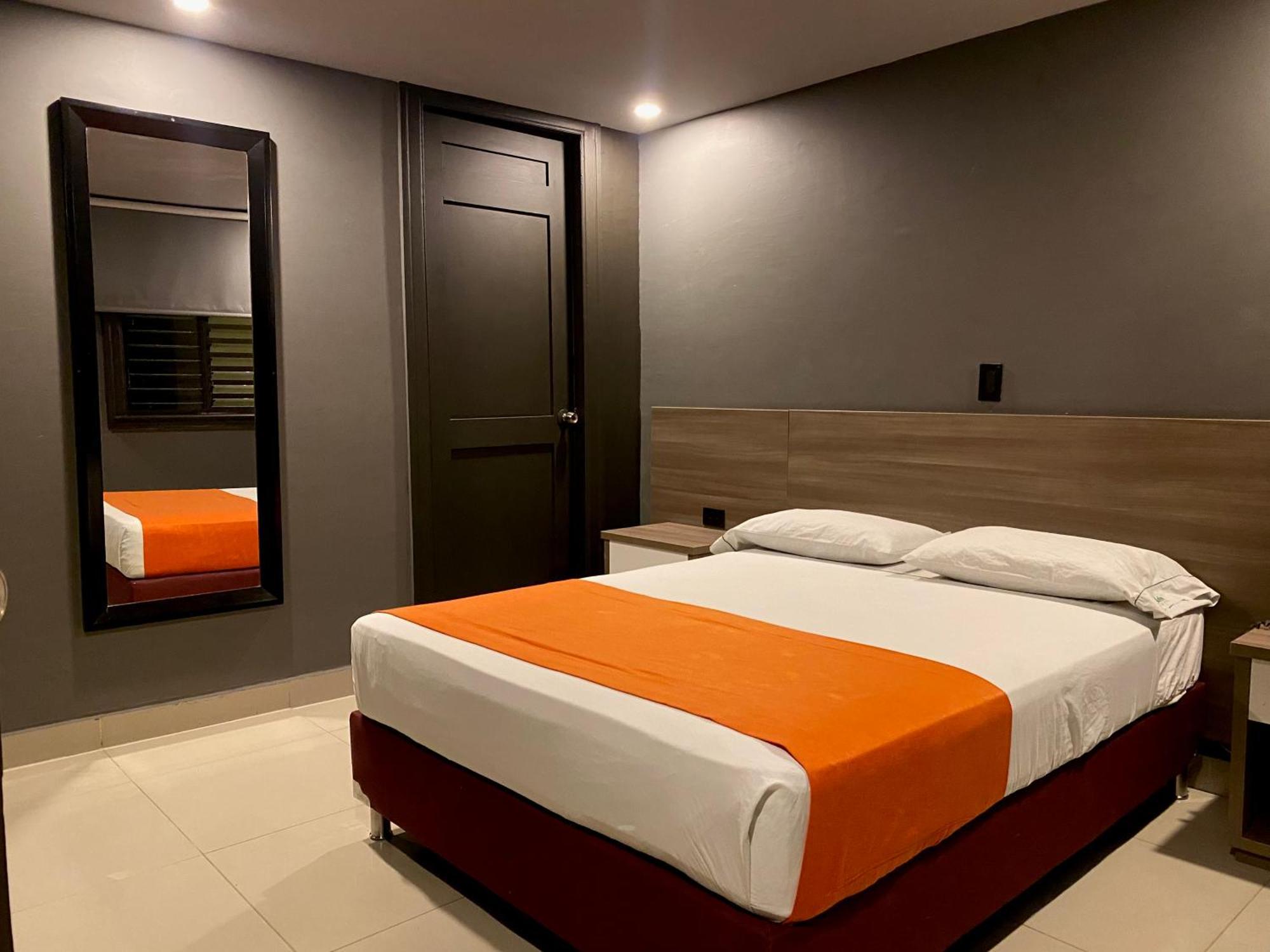 Hotel Latino 메딜린 외부 사진